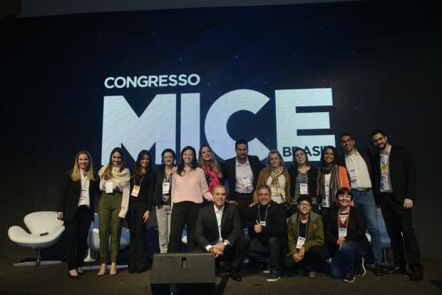 Colaboradores da Reed Exhibitions no palco do Congresso MICE Brasil 2018