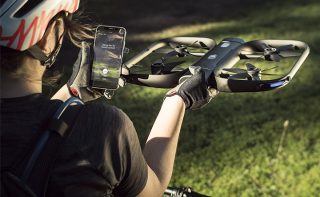 drone voa sozinho e segue pessoas