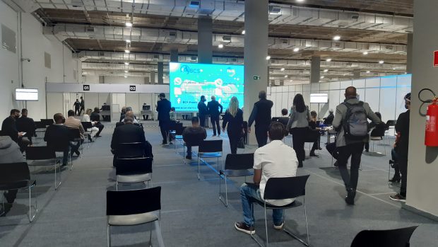 área de espera dos resultados dos teste  covid-19 na Expo Retomada 2021 em Santos/SP
